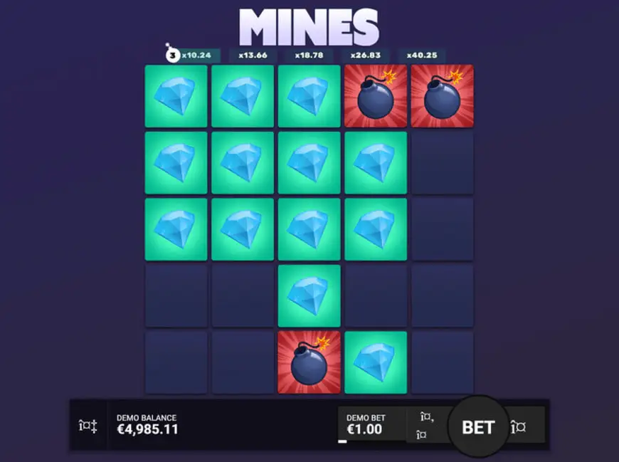 Partida avançada no jogo Mines com aposta de €1, vários diamantes revelados e multiplicadores altos até x40.25, saldo demo de €4.985,11.